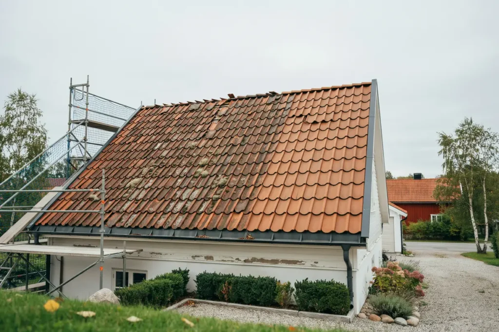 takrenovering eller takbyte s avg r du r tt tg rd f r ditt hus